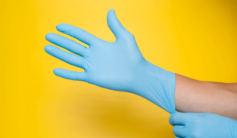 ¿Cómo se deben quitar los guantes para prevenir el coronavirus?